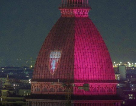 Mole Antonelliana illuminata di granata per ricordare il Grande Torino