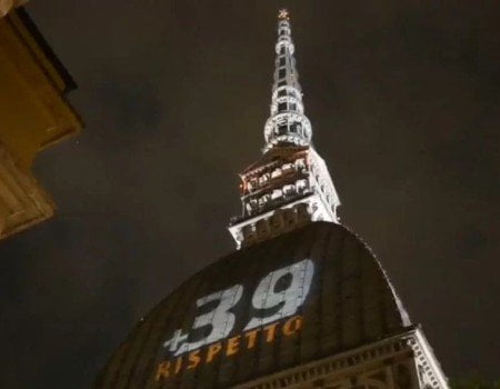 Mole Antonelliana illuminata per commemorare le vittime di Heysel