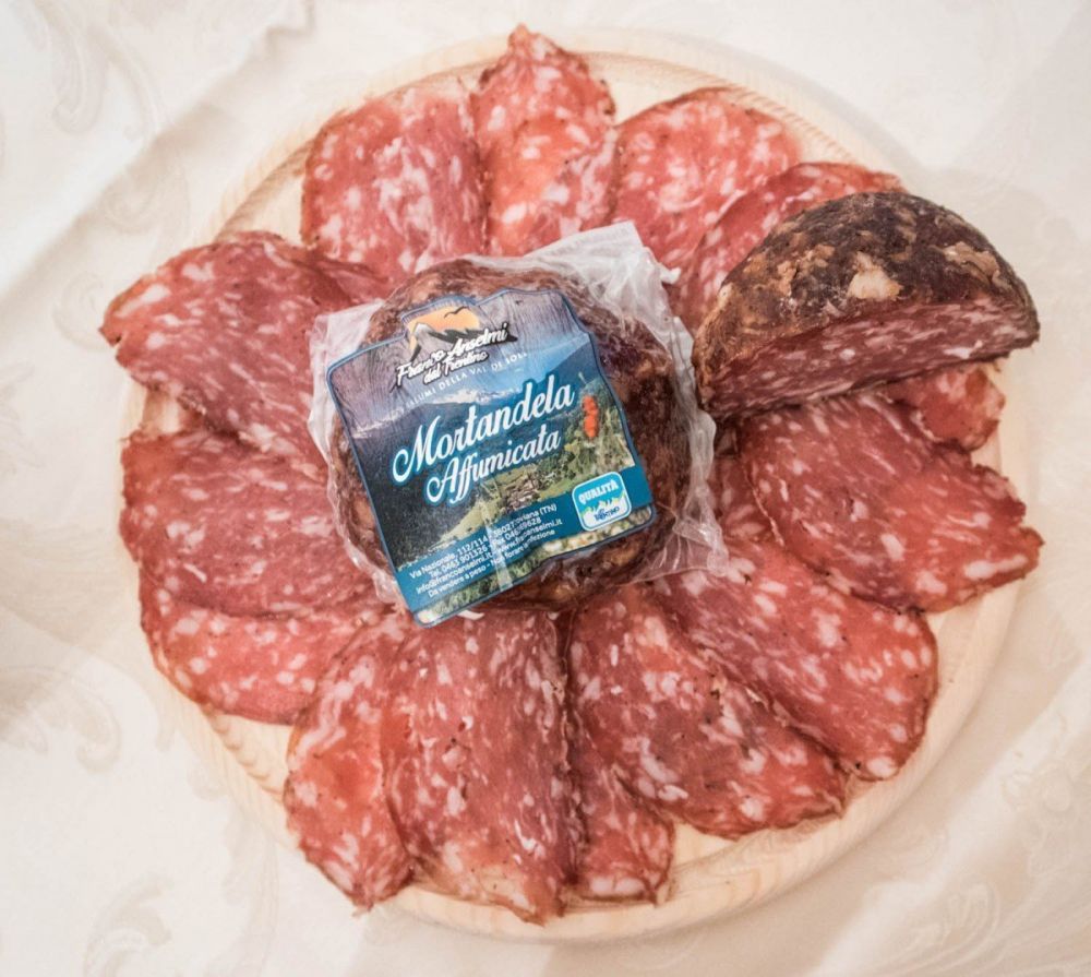 La mortandela affumicata del salumificio Franco Anselmi della Val di Sole
