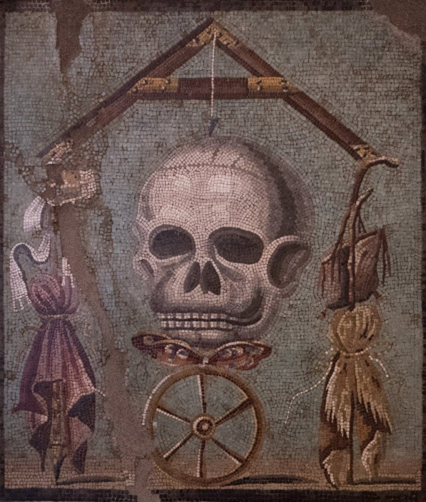Mosaico di Pompei raffigurante un teschio con le orecchie, tipico memento mori della decorazione romana