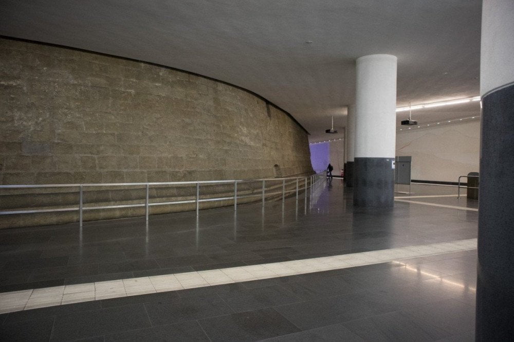 L'atrio della fermata Municipio della metropolitana di Napoli con la base delle colonne del Maschio Angioino a vista
