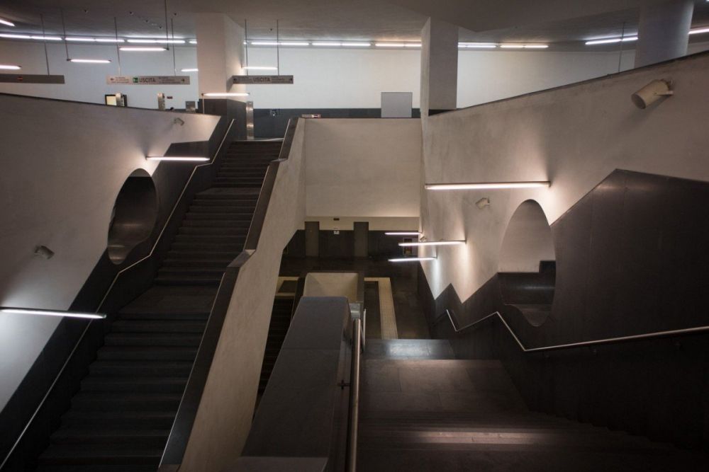 Le scale della fermata Municipio della metropolitana di Napoli
