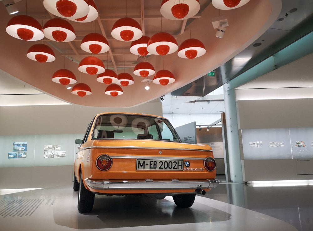 Auto d'epoca esposta nel Museo BMW di Monaco di Baviera