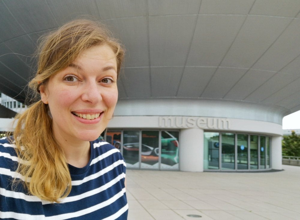 Paola Bertoni di fronte all'ingresso del Museo BMW di Monaco di Baviera