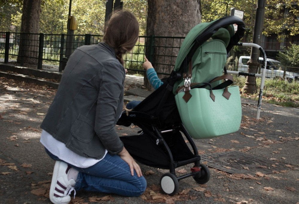 Paola Bertoni con borsa MyMia by Nuvita agganciata al passeggino