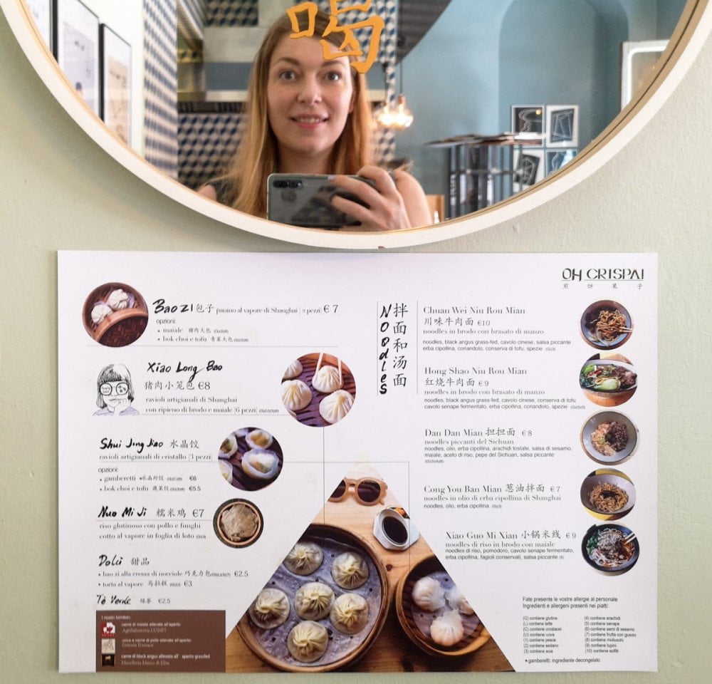 Paola Bertoni davanti al menu del ristorante cinese Oh Crispa a Torino