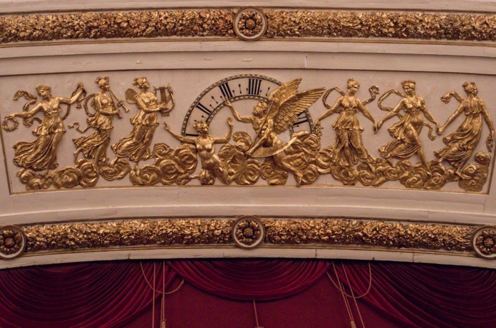 L'orologio del Teatro San Carlo di Napoli rappresenta l'allegoria dell’arte che non ha tempo