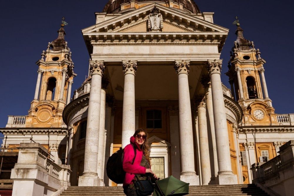 Paola Bertoni davanti allo scalone della Basilica di Superga, foto Virginia Barinaga Λir Fotografía in stage presso Plastikwombat