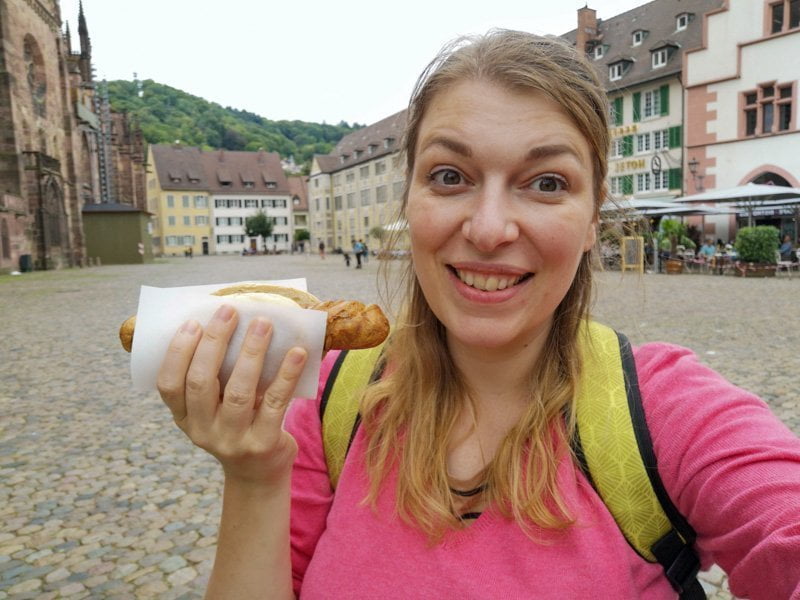 Paola Bertoni con street food nella piazza della Cattedrale e del mercato a Friburgo in Brisgovia, Germania