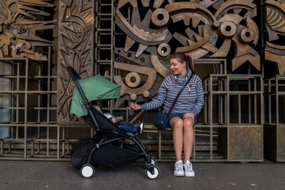 Paola Bertoni davanti al Teatro Regio di Torino, foto Virginia Barinaga Ʌir Fotografía