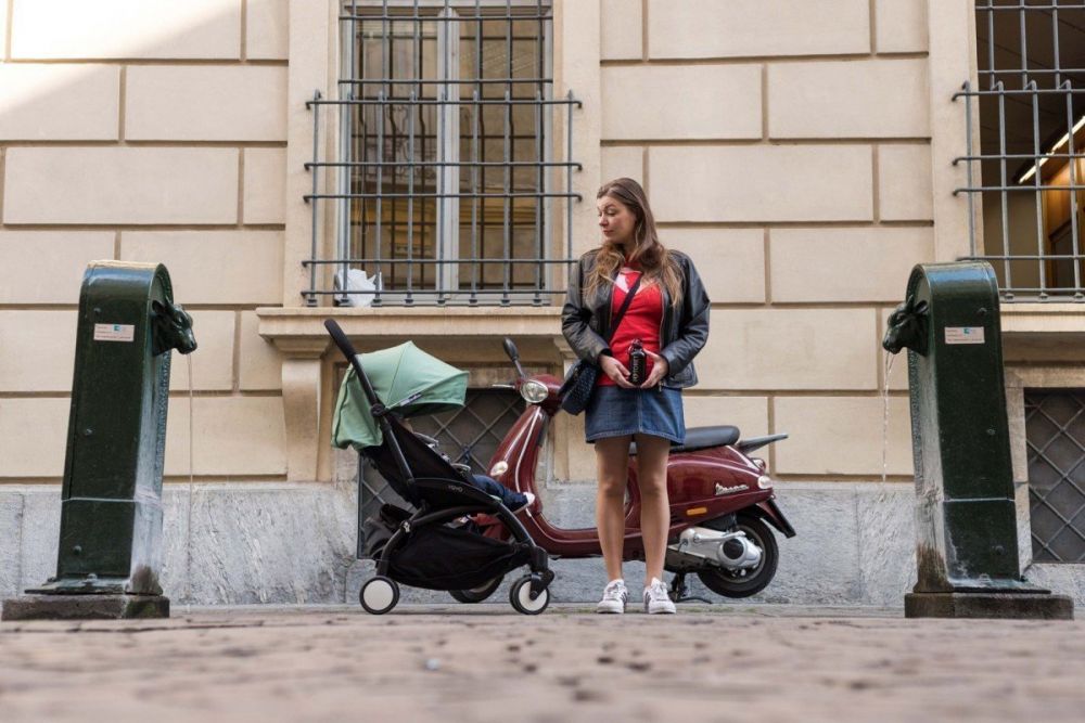 Paola Bertoni tra due toret a Torino