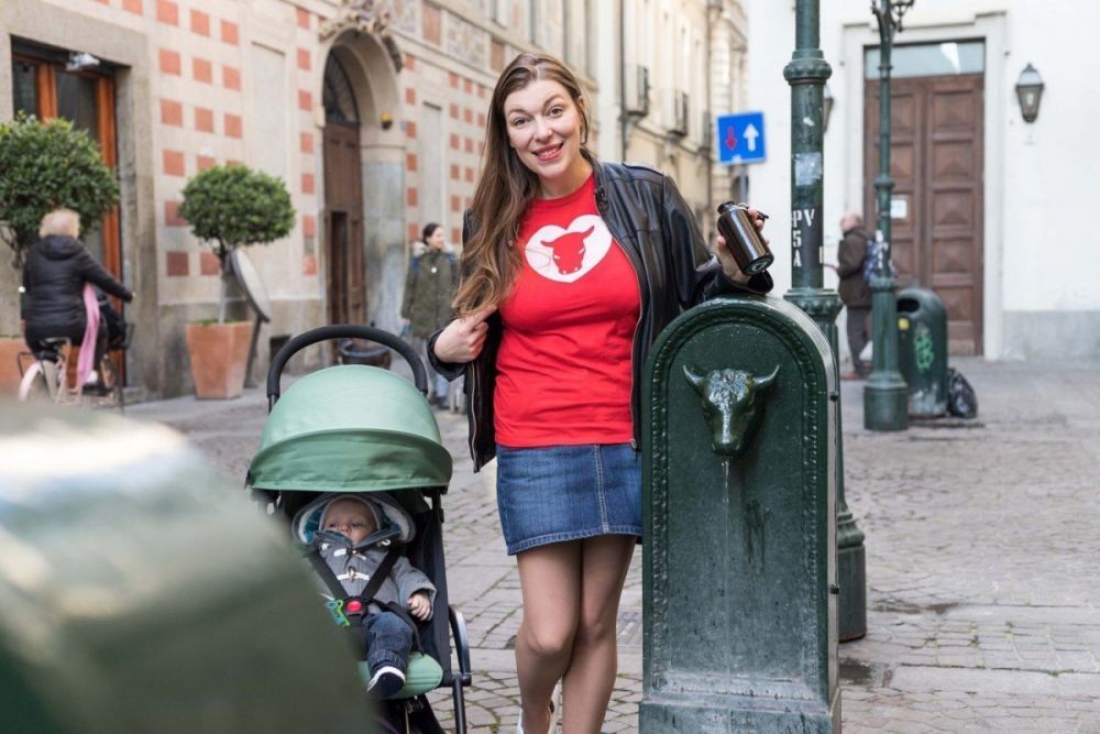 Paola Bertoni di fianco a un toret di Torino