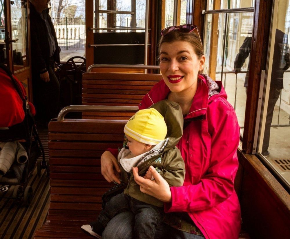 Paola Bertoni e bimbo sul tram storico della tranvia Sassi-Superga di Torino, foto Virginia Barinaga Λir Fotografía in stage presso Plastikwombat