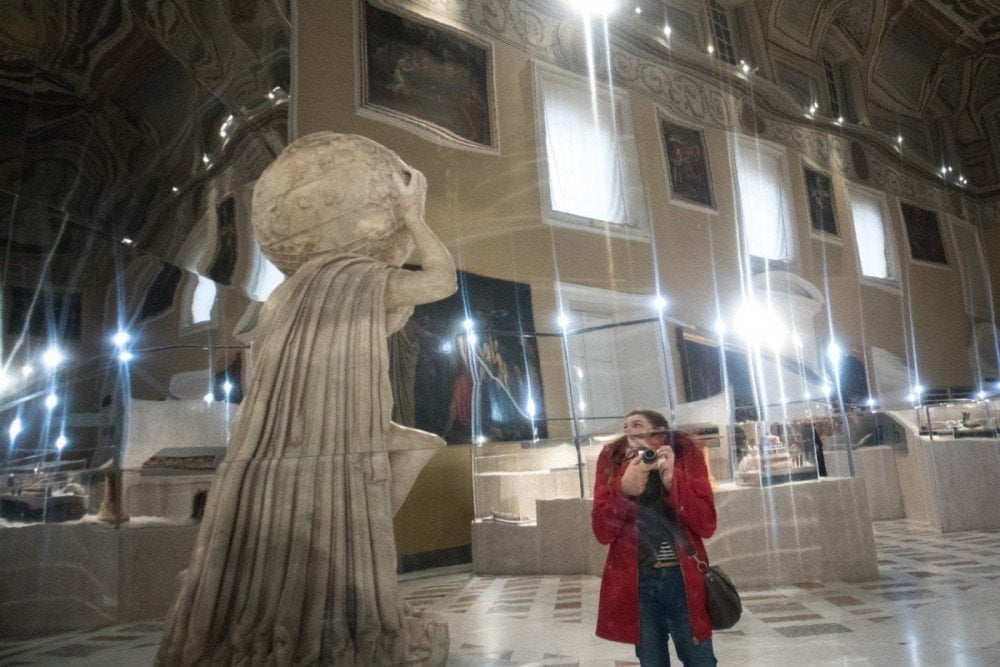 Selfie di Paola Bertoni con Atlante Farnese nell'allestimento per la mostra Thalassa al Museo Archeologico Nazionale di Napoli
