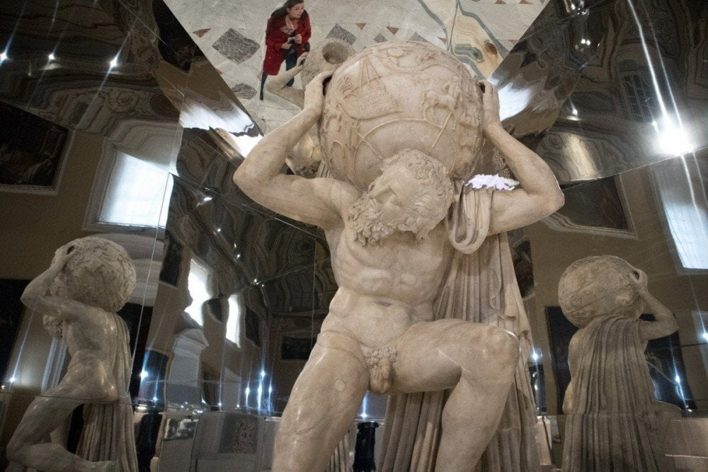 Selfie di Paola Bertoni con Atlante Farnese nell'allestimento per la mostra Thalassa al Museo Archeologico Nazionale di Napoli