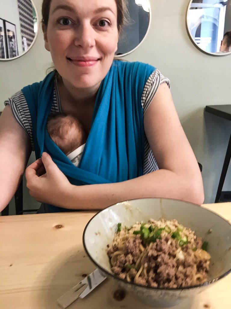 Paola Bertoni con la fascia Babylonia Tricot Sleng al ristorante