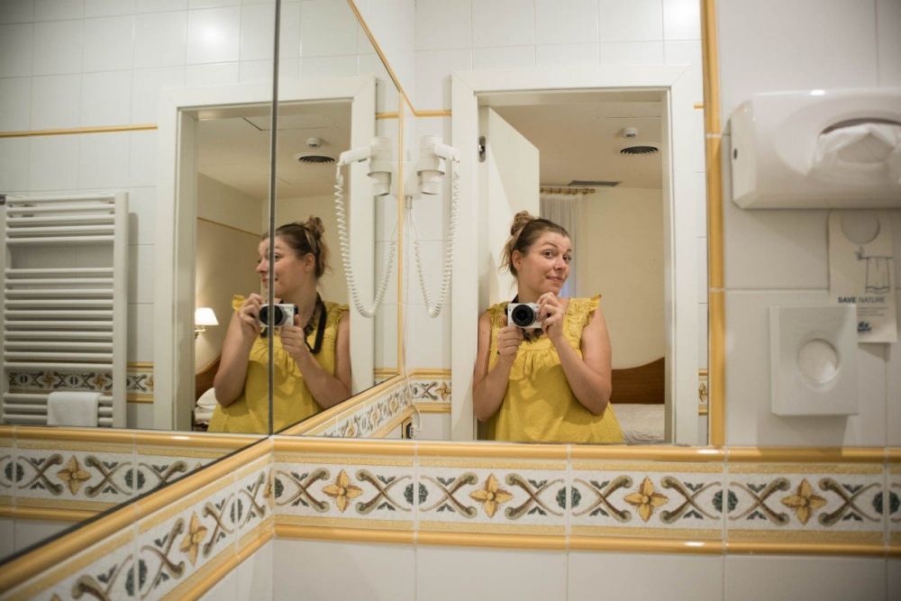 Selfie di Paola Bertoni nel bagno della sua camera singola all'Hotel America di Trento