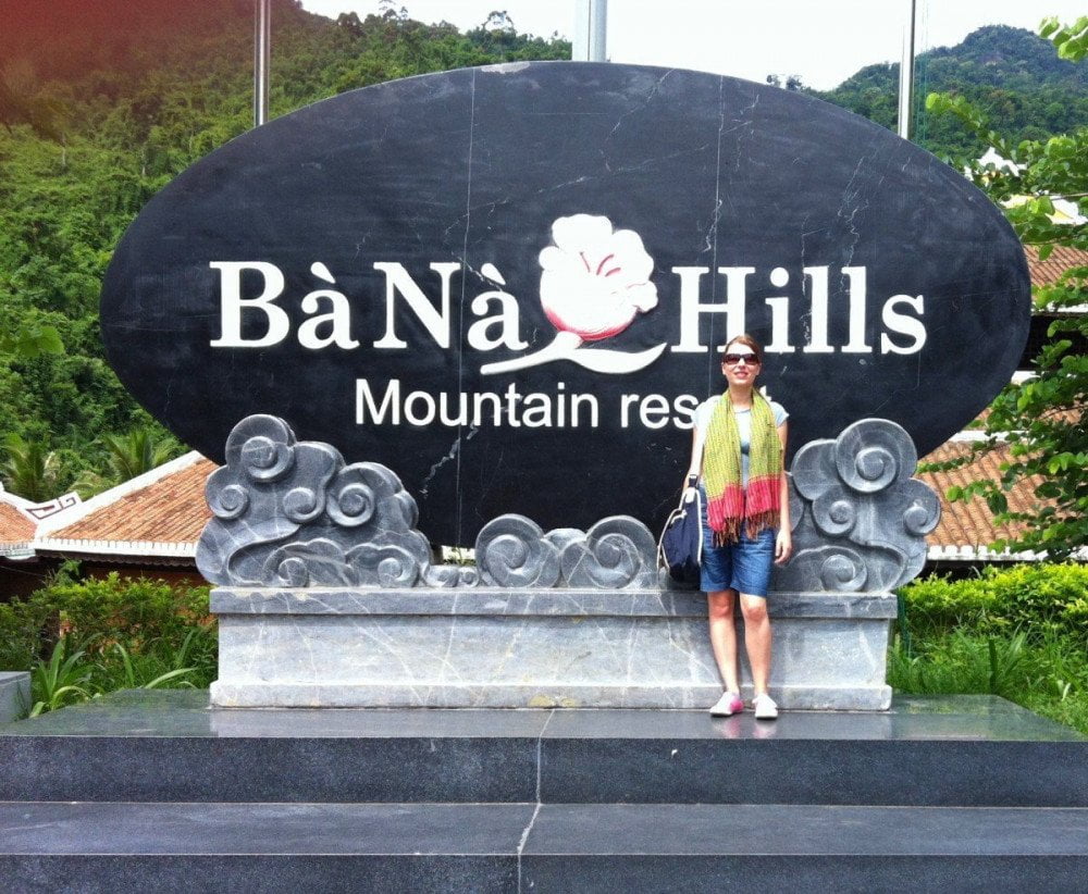 Paola Bertoni davanti al cartello Ba Na Hills in Vietnam