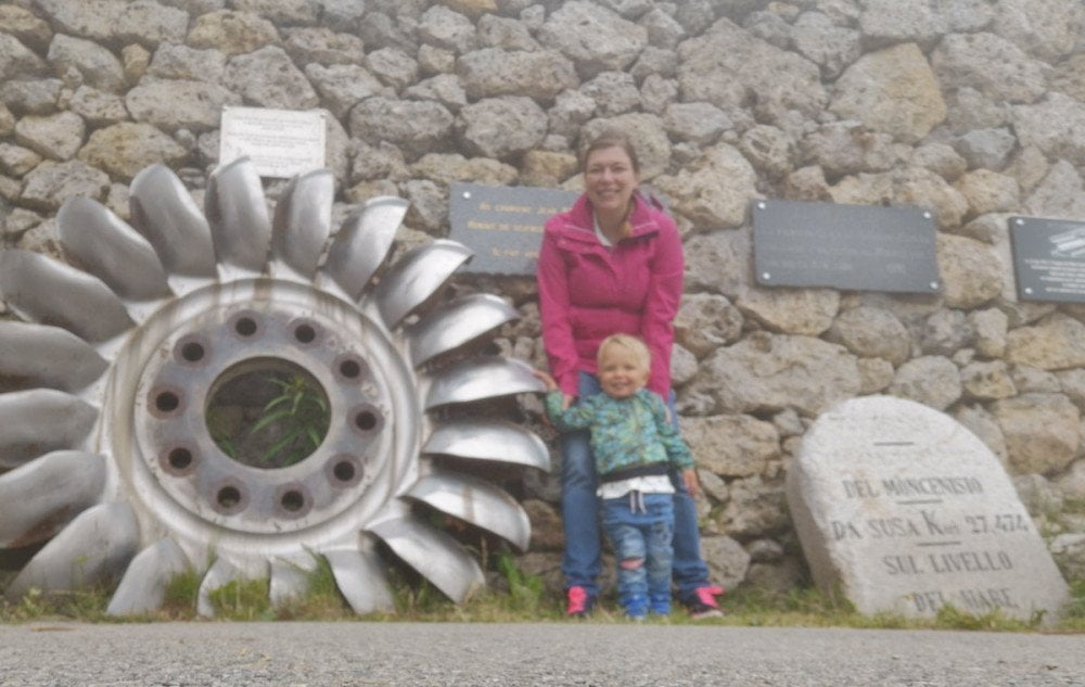 Paola Bertoni e bimbo in montagna al Moncenisio, Francia