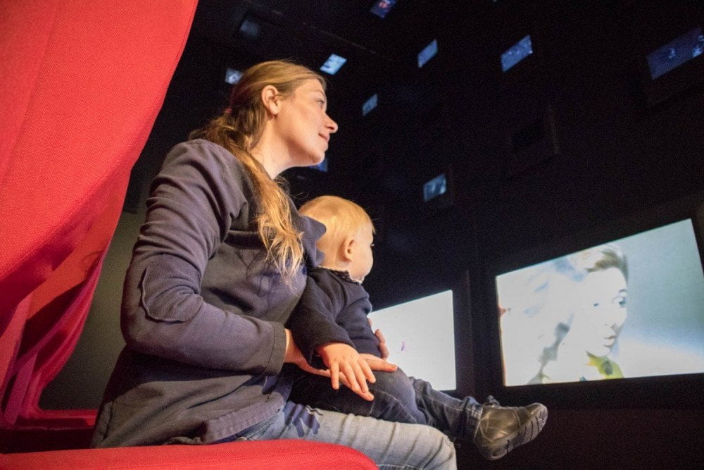 Paola Bertoni e figlio nella sala Sognare del Museo del Risparmio di Torino