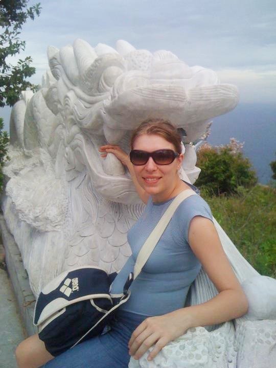 Paola Bertoni alla Pagoda di Linh Ung dove si trova il Buddha gigante di Ba Na Hills in Vietnam