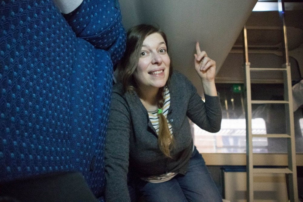 Paola Bertoni nello scompartimento Cuccette C4 Comfort del treno Intercity Notte di Trenitalia