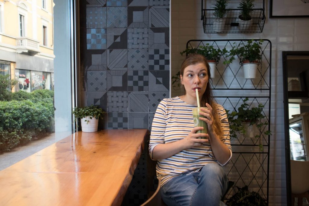 Paola Bertoni beve un cappuccino al matcha da Chateau Dufan a Milano