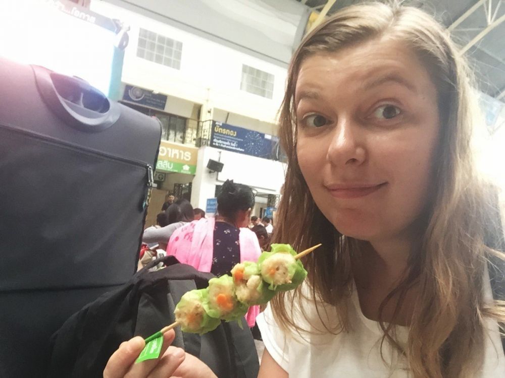 Paola Bertoni mangia street food thai alla stazione Hua Lamphong di Bangkok in Thailandia