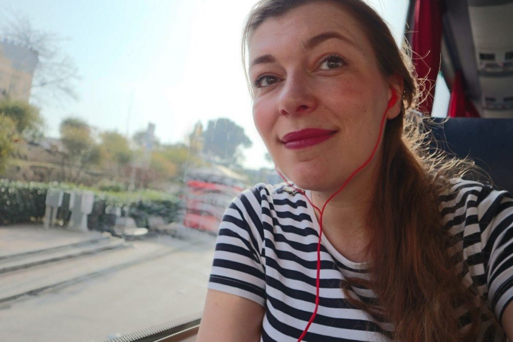 Paola Bertoni sul bus City Sightseeing di Napoli