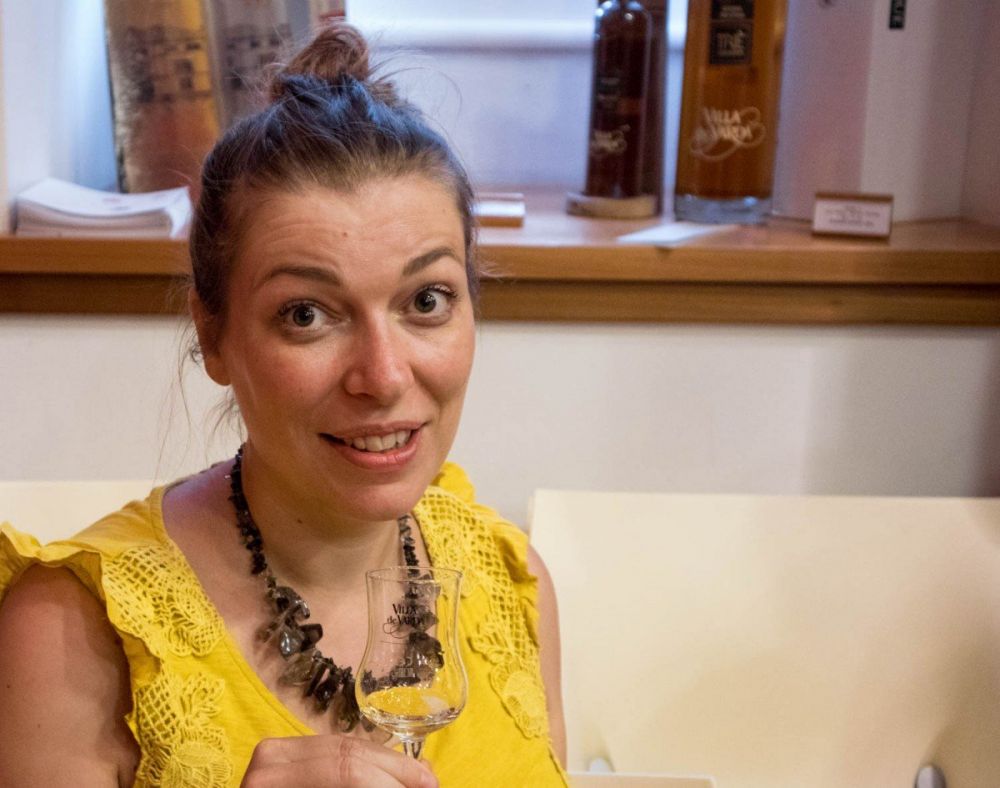 Paola Bertoni partecipa alla degustazione di grappe alla distilleria Villa de Varda