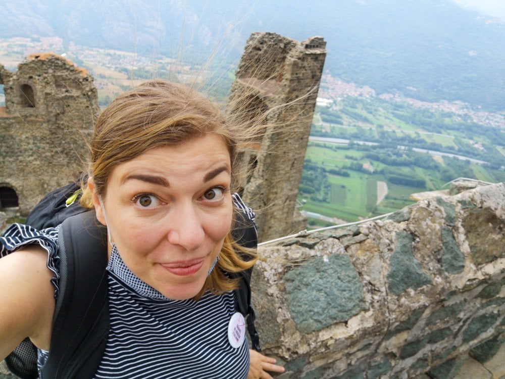 Paola Bertoni con capelli alzati per elettricità statica sulla terrazza della Sacra di San Michele