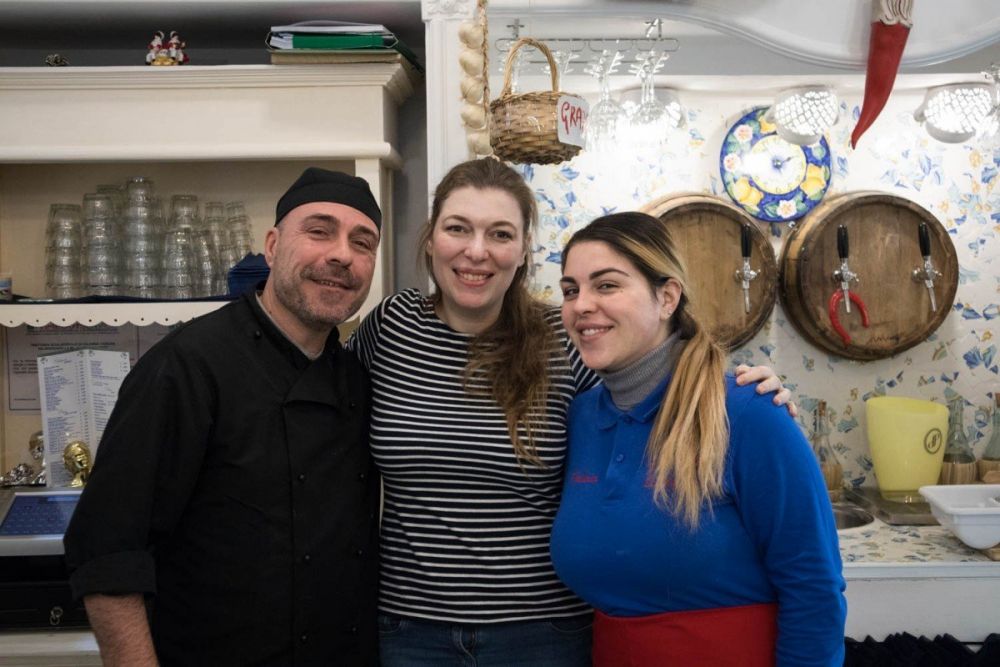 Paola Bertoni con Enzo e Fabiana della trattoria Sciala popolo di Napoli