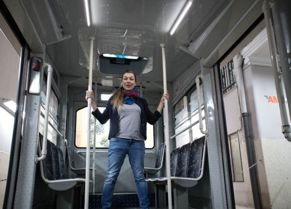 Paola Bertoni all'interno della cabina della funicolare Sant'Anna a Genova