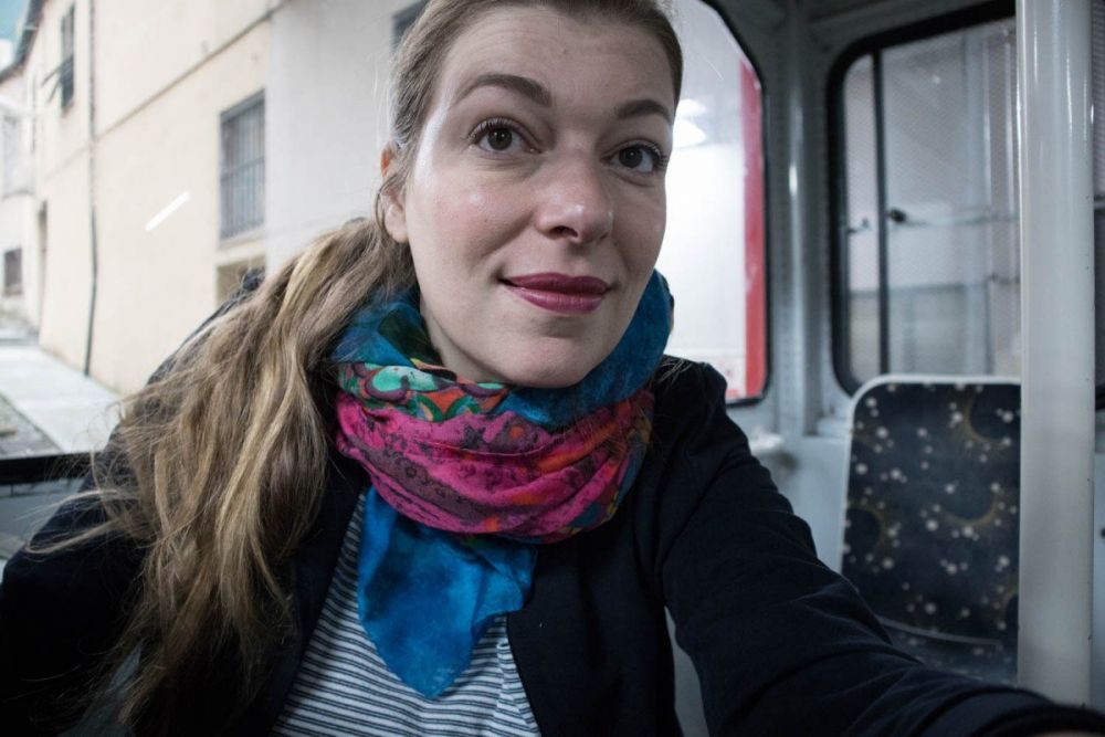 Paola Bertoni all'interno della cabina della funicolare Sant'Anna a Genova