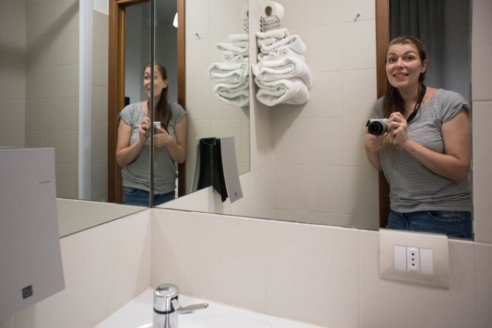 Paola Bertoni fotografa il bagno di una camera Rock dell'Hotel Nologo di Genova
