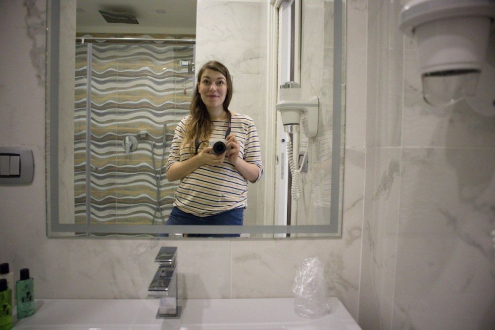 Selfie di Paola Bertoni nel bagno della sua camera Classic nell'hotel Palazzo Firenze di Napoli