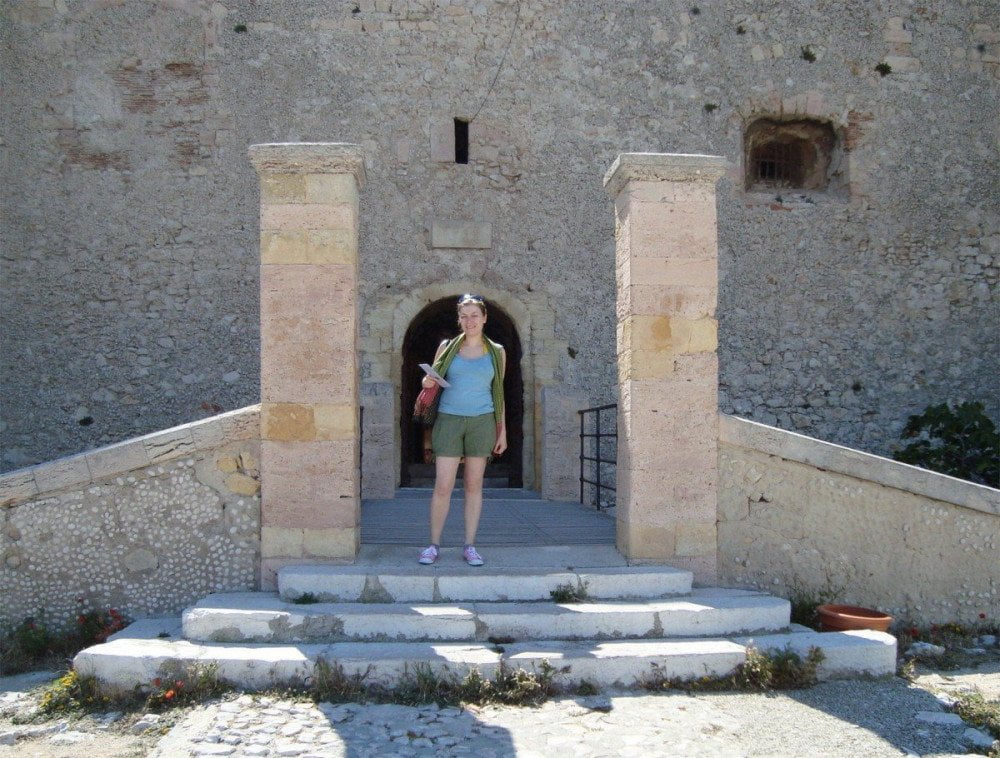 Paola Bertoni all'ingresso dello Chateau d'If a Marsiglia