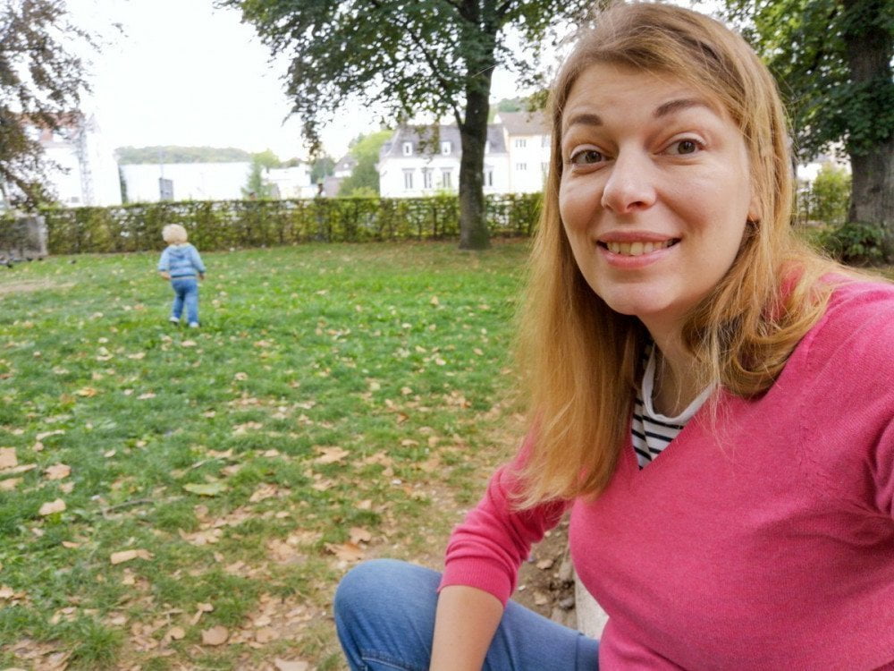 Paola Bertoni nel parco di Lorrach con Britalian baby che scappa