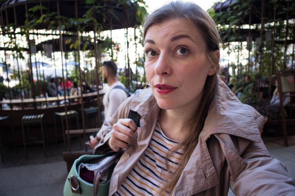 Paola Bertoni davanti al Palazzo delle Poste (Palazzo Broggi) di Milano in piazza Cordusio con borsa MyMia by Nuvita