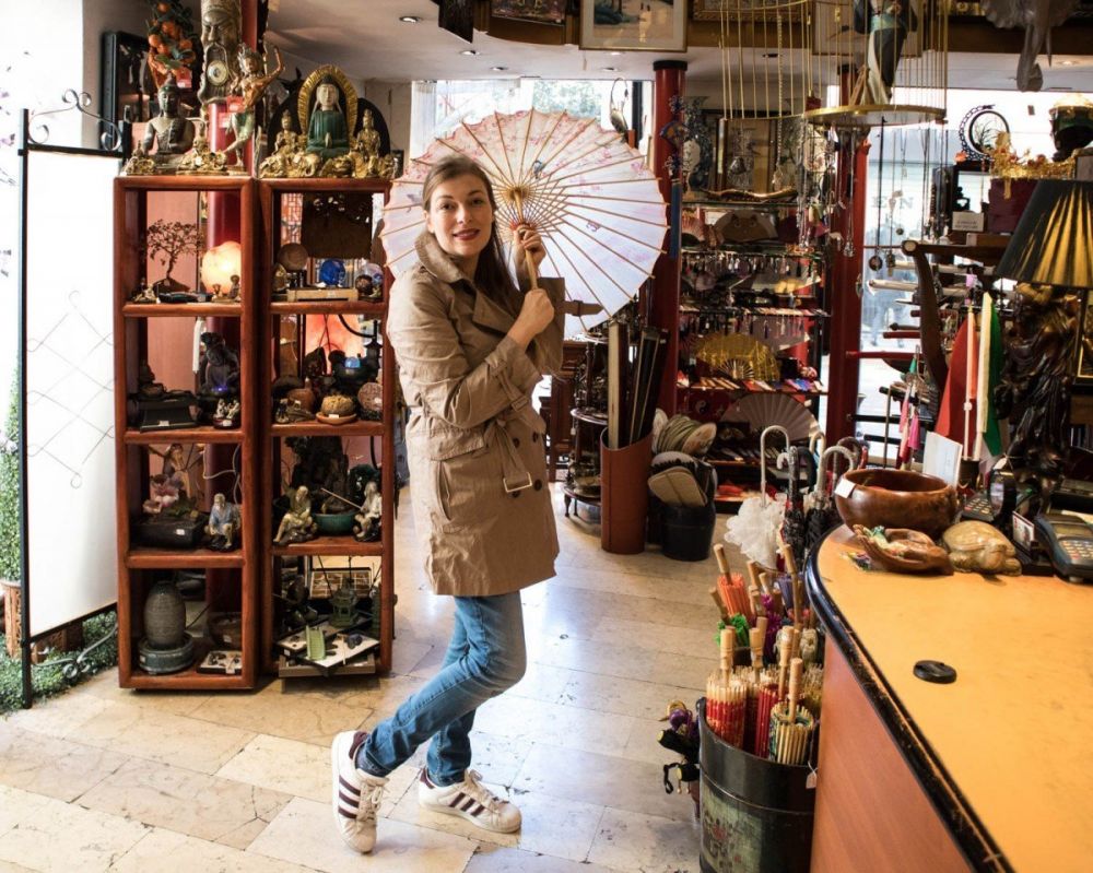 Paola Bertoni da Oriente Store, un negozio di oggettistica cinese in via Paolo Sarpi, nella Chinatown di Milano