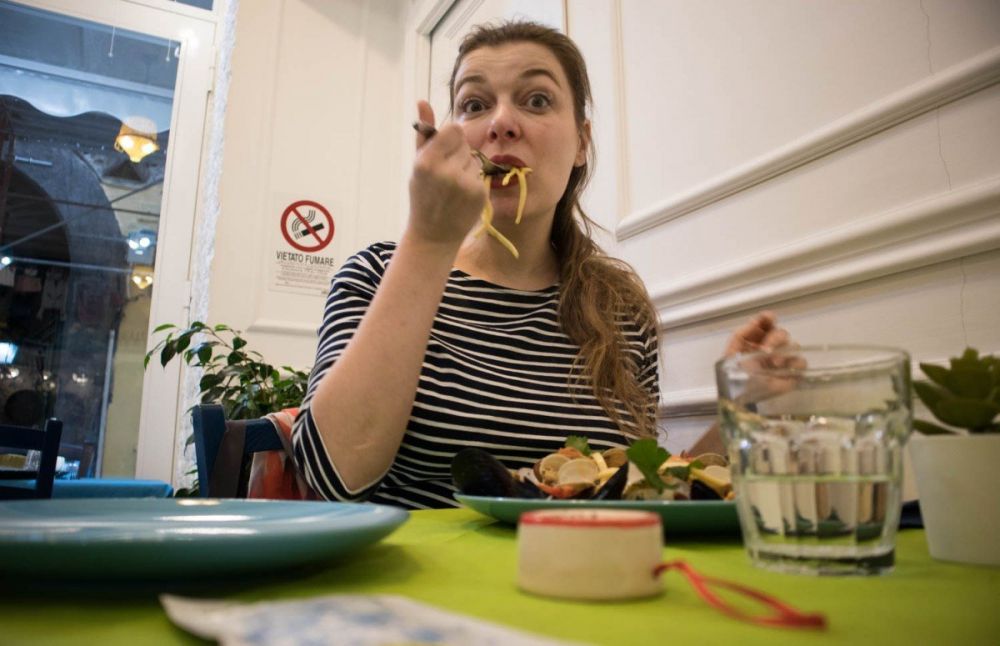 Paola Bertoni alla trattoria Sciala popolo di Napoli