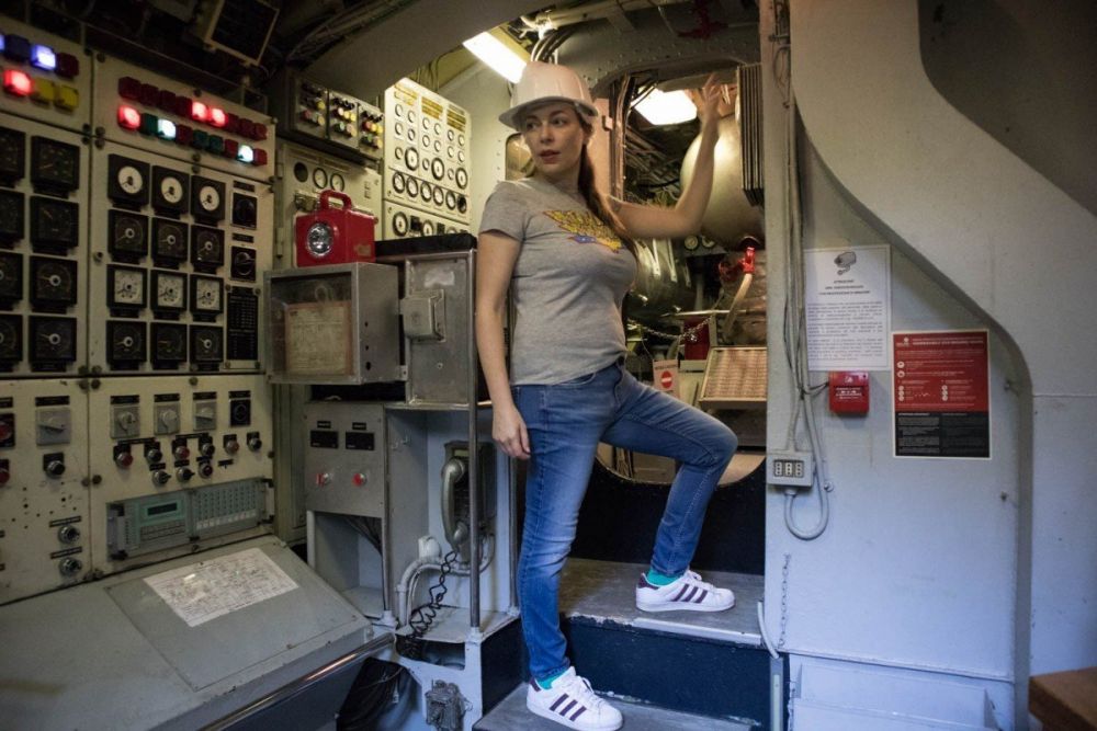 Paola Bertoni dentro al sottomarino Nazario Sauro al Galata Museo del Mare di Genova