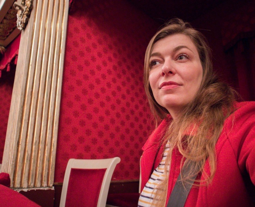 Paola Bertoni seduta in un palco del Teatro San Carlo di Napoli