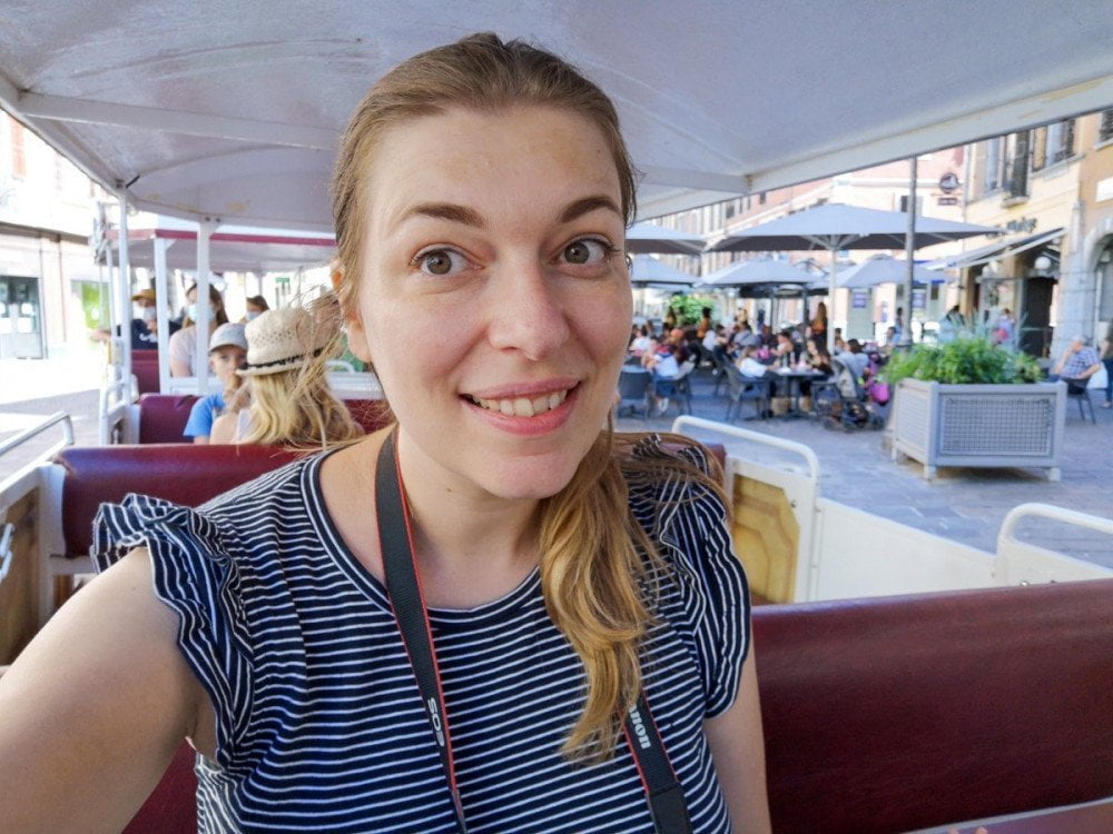 Paola Bertoni sul trenino turistico di Chambery