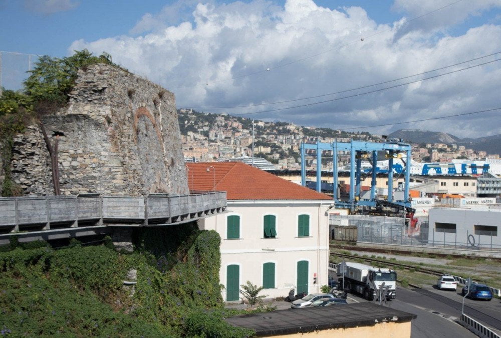 La Passeggiata della Lanterna di Genova a sbalzo sull'esterno delle antiche fortificazioni e con vista sul porto