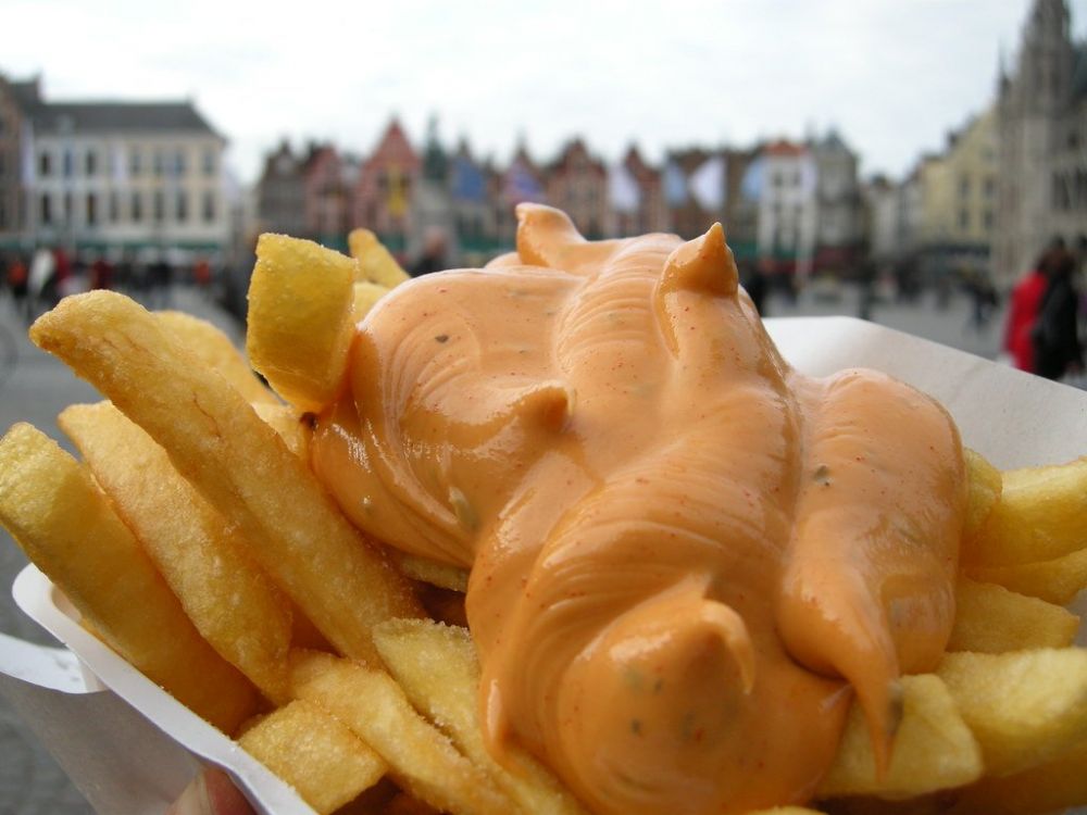 Patatine fritte con salsa a Bruxelles