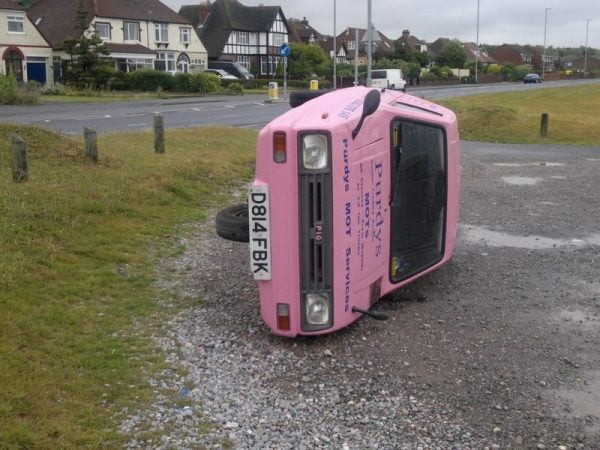 Reliant Robin rosa ribaltata