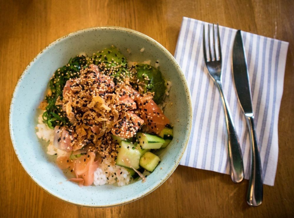 Poké bowl al salmone da Maui Poke a Milano