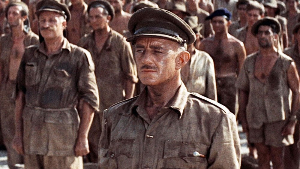 Alec Guinness in una scena del film ‘Il Ponte sul fiume Kwai’ di David Lean