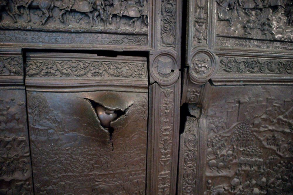 Il portone di bronzo con una palla di cannone custodito nel Museo Civico di Castel Nuovo: i bassorilievi rappresentano la vittoria di Ferdinando 'Ferrante' I d'Aragona sui baroni ribelli della Congiura dei Baroni